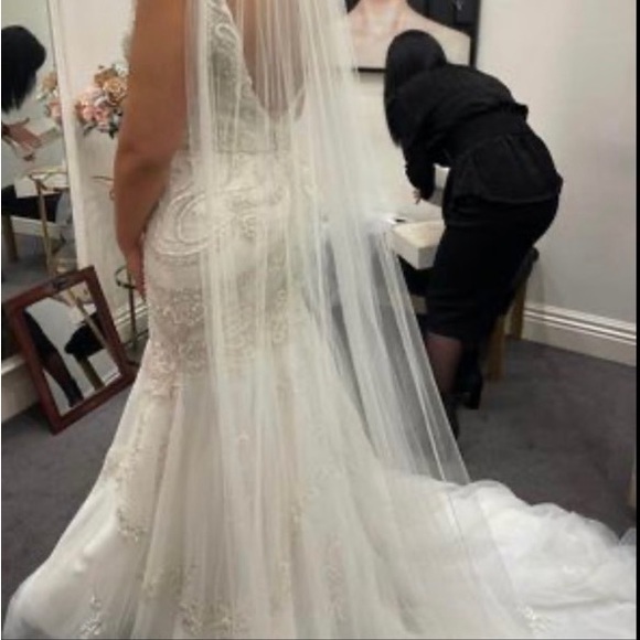 BRAND NEW WEDDING DREESS - Picture 3 of 9